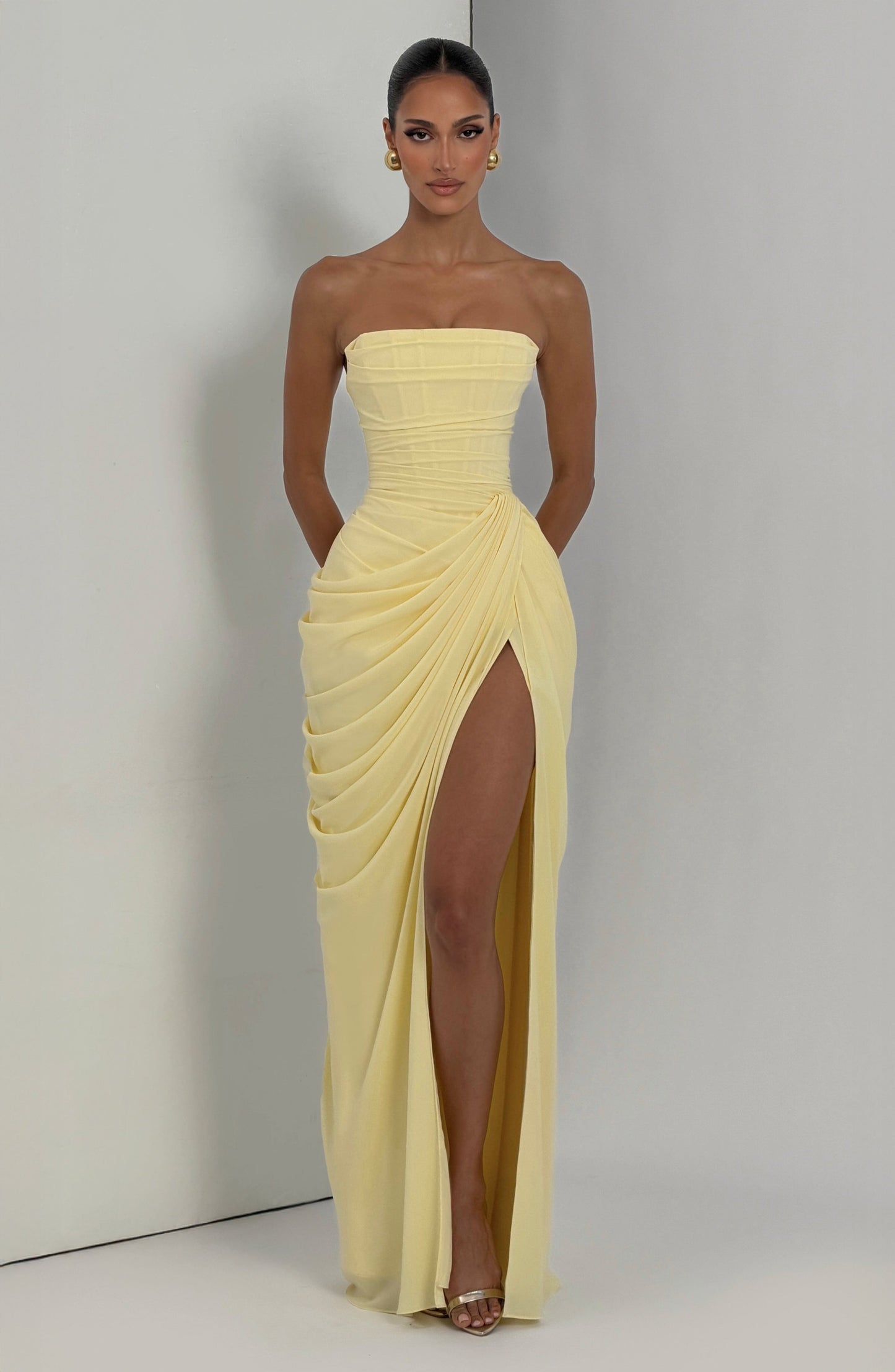 SKY - Eleganza scultorea che definisce la tua figura per Donna