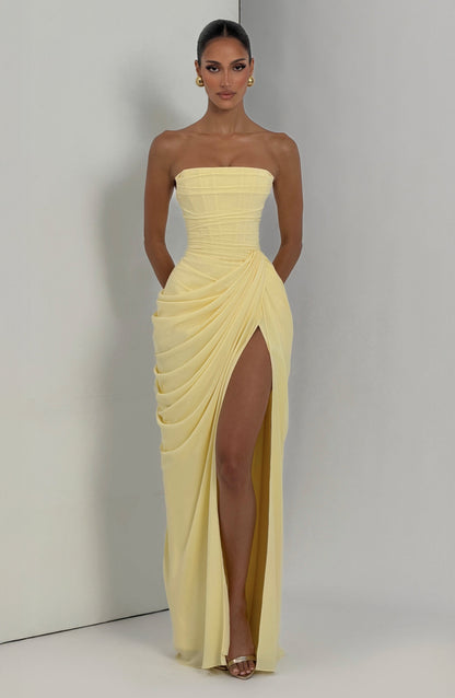 SKY - Eleganza scultorea che definisce la tua figura per Donna